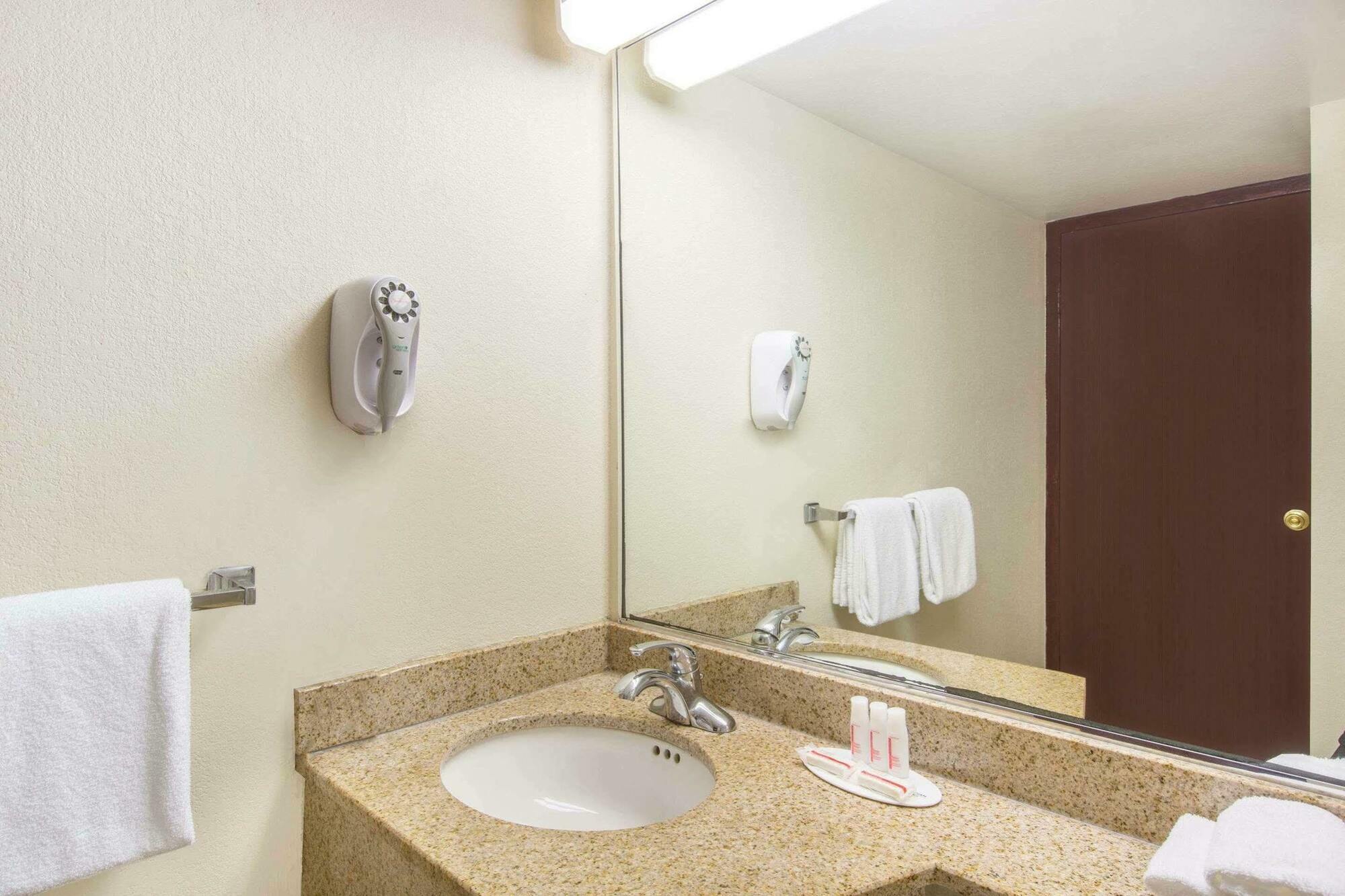 Howard Johnson By Wyndham Bartonsville/Poconos Area المظهر الخارجي الصورة